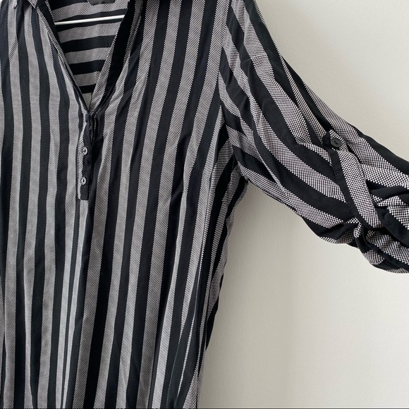 Brody Myles Grey And Black Vertical Stripes V Neck Top Size Small - Picture 10 of 10